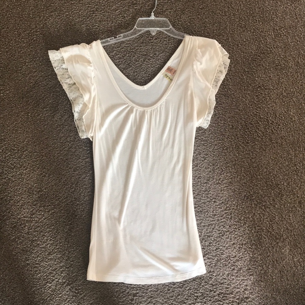Cute ivory shirt with flowy short sleeves